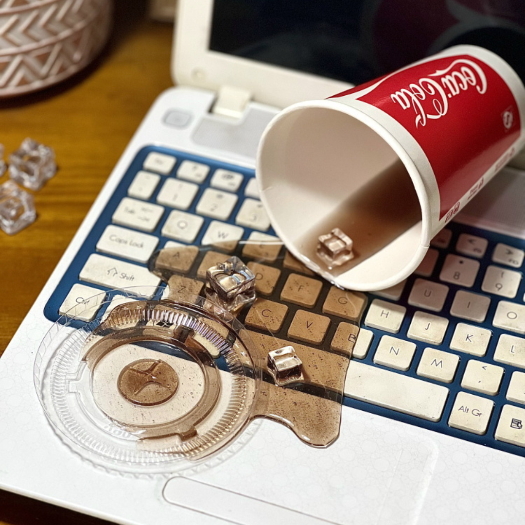 Fake verschütteten Kaffee Cola Prank Telefon Stand mit Eiswürfeln